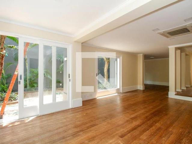Casa / Sobrado para Locação em São Paulo/SP Jardim Europa 3 Quartos