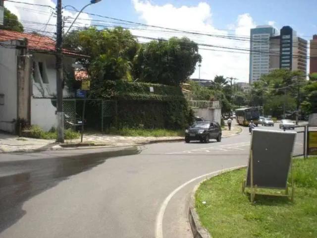 Casa / Sobrado para Locação em Salvador/BA Caminho das Árvores 6 Quartos