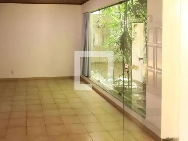 Casa / Sobrado para Locação em Salvador/BA Caminho das Árvores 8 Quartos