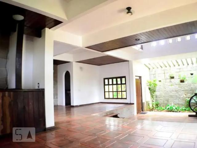 Casa / Sobrado para Locação em Salvador/BA Pituaçu 5 Quartos