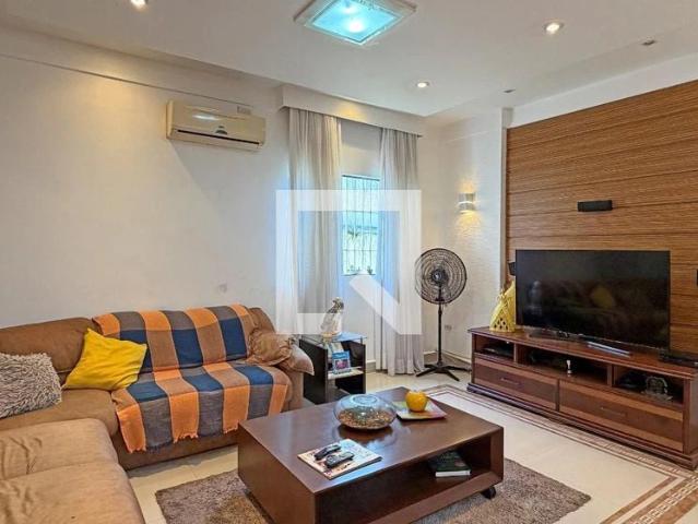 Casa / Sobrado para Locação em Santos/SP Aparecida 5 Quartos