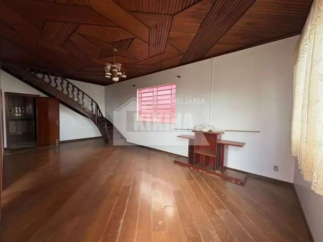 Casa / Sobrado para Locação em Ponta Grossa/PR Centro 4 Quartos