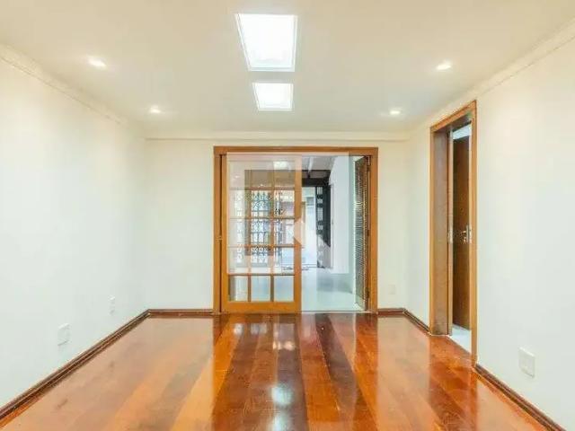 Casa / Sobrado para Locação em Porto Alegre/RS Cavalhada 5 Quartos