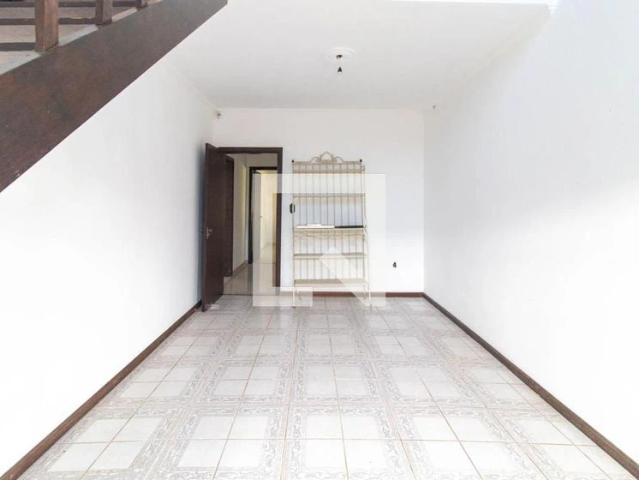 Casa / Sobrado para Locação em Porto Alegre/RS Guarujá 4 Quartos