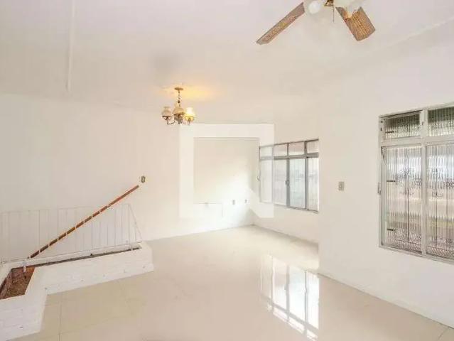 Casa / Sobrado para Locação em Porto Alegre/RS Jardim Lindóia 3 Quartos