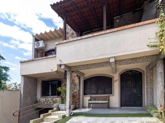 Casa / Sobrado para Locação em Porto Alegre/RS São João 3 Quartos