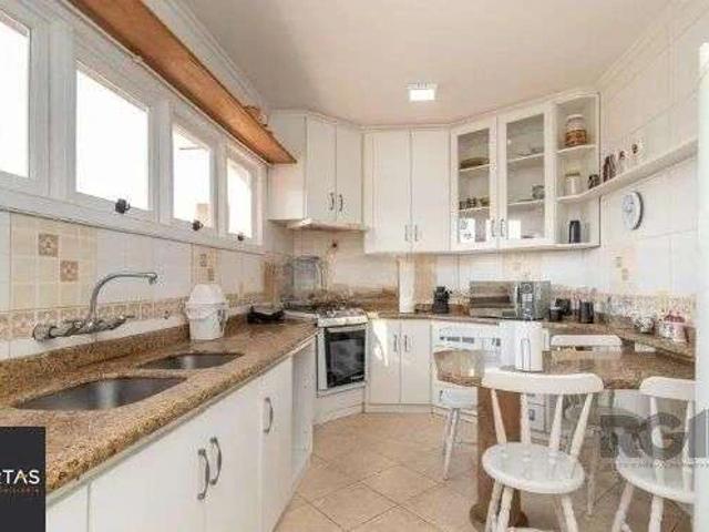 Casa / Sobrado para Locação em Porto Alegre/RS Santo Antônio 3 Quartos
