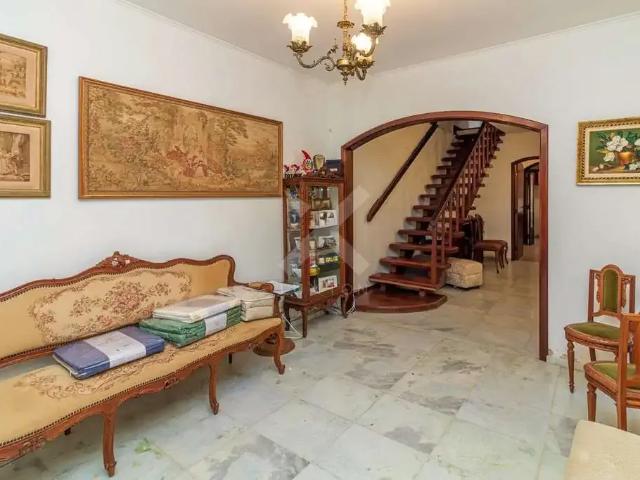 Casa / Sobrado para Locação em Porto Alegre/RS Santa Cecília 4 Quartos