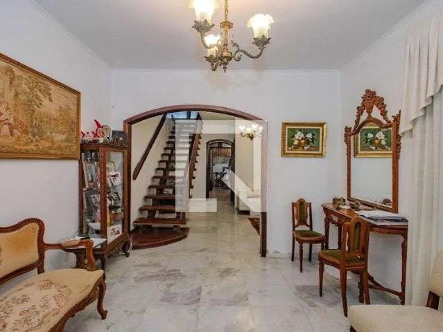 Casa / Sobrado para Locação em Porto Alegre/RS Santa Cecília 4 Quartos