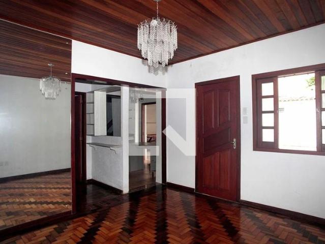 Casa / Sobrado para Locação em Porto Alegre/RS Santa Cecília 3 Quartos