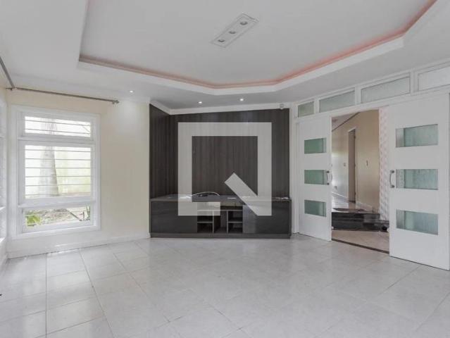 Casa / Sobrado para Locação em Porto Alegre/RS Sarandi 4 Quartos