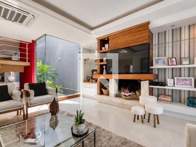 Casa / Sobrado para Locação em Porto Alegre/RS Vila Assunção 3 Quartos