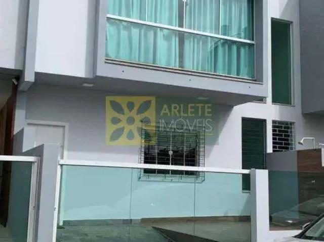 Casa / Sobrado para Locação em Porto Belo/SC Balneário Perequê 3 Quartos