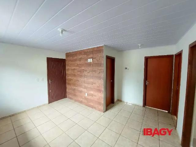 Casa / Sobrado para Locação em Palhoça/SC Aririu 2 Quartos