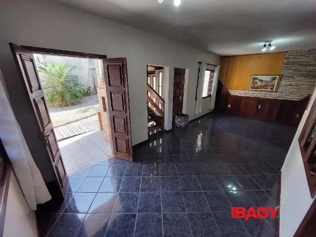 Casa / Sobrado para Locação em Palhoça/SC Aririu 3 Quartos