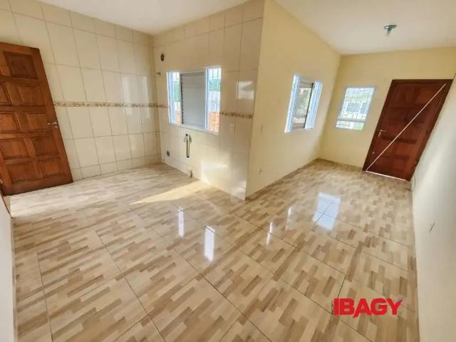 Casa / Sobrado para Locação em Palhoça/SC Bela Vista 2 Quartos