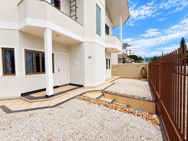 Casa / Sobrado para Locação em Palhoça/SC Centro 4 Quartos
