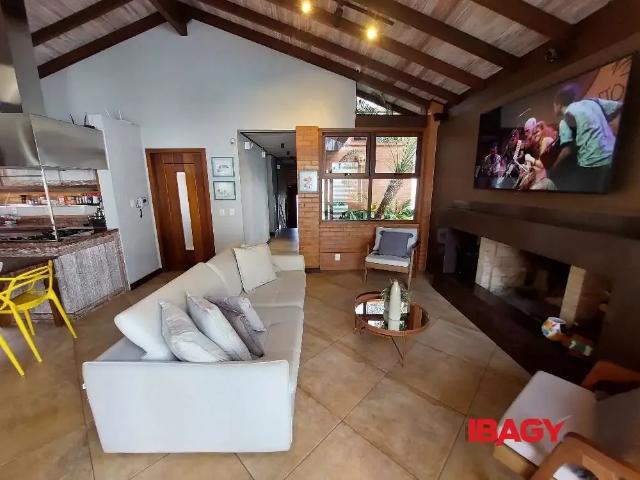 Casa / Sobrado para Locação em Palhoça/SC Pedra Branca 3 Quartos