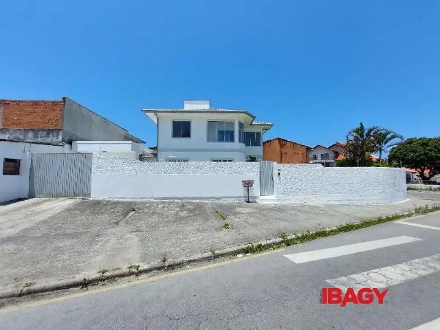 Casa / Sobrado para Locação em Palhoça/SC Ponte do Imaruim 4 Quartos