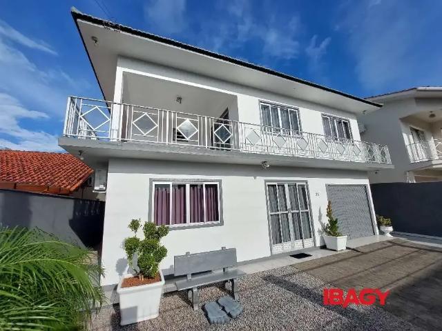 Casa / Sobrado para Locação em Palhoça/SC Ponte do Imaruim 4 Quartos