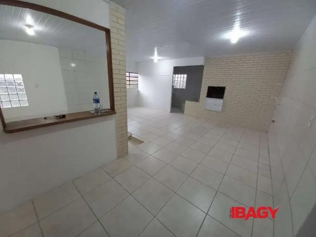 Casa / Sobrado para Locação em Palhoça/SC Praia de Fora 3 Quartos