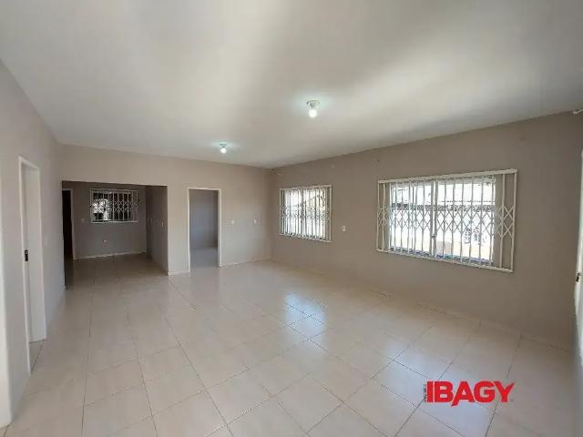 Casa / Sobrado para Locação em Palhoça/SC Praia de Fora 3 Quartos