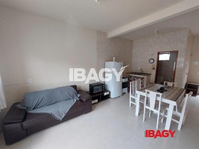 Casa / Sobrado para Locação em Palhoça/SC Praia de Fora 2 Quartos