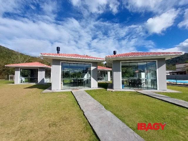 Casa / Sobrado para Locação em Palhoça/SC Praia de Fora 4 Quartos