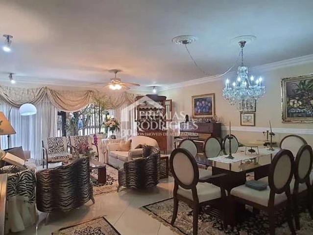Casa / Sobrado para Locação em Taubaté/SP Centro 5 Quartos