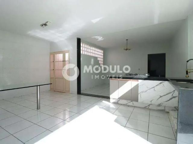 Casa / Sobrado para Locação em Uberlândia/MG Marta Helena 4 Quartos