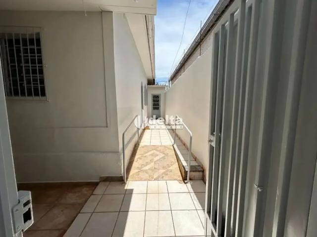 Casa / Sobrado para Locação em Uberlândia/MG Nossa Senhora Aparecida 5 Quartos