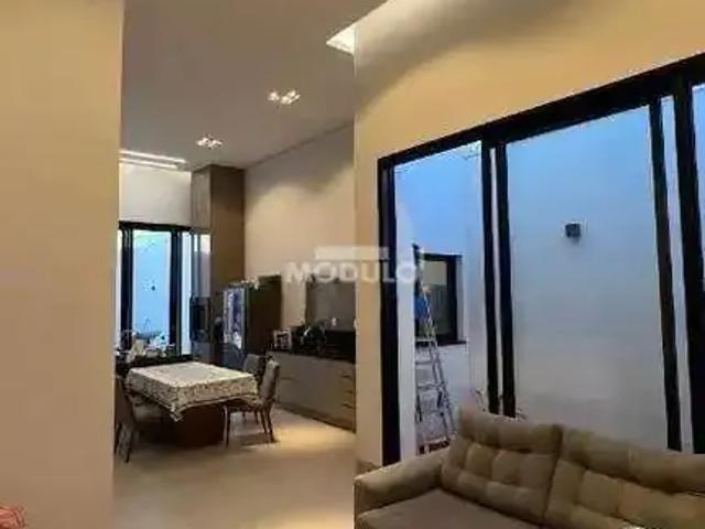Casa / Sobrado para Locação em Uberlândia/MG Novo Mundo 4 Quartos
