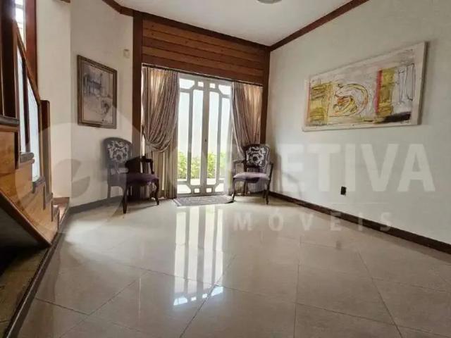 Casa / Sobrado para Locação em Uberlândia/MG Brasil 4 Quartos