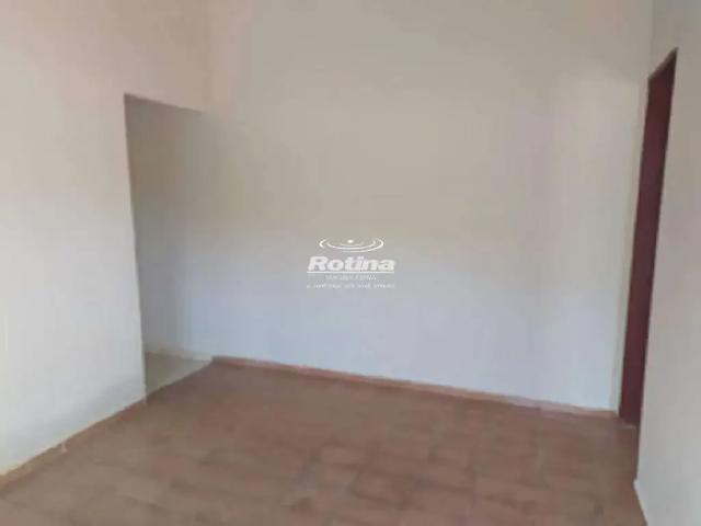 Casa / Sobrado para Locação em Uberlândia/MG Custódio Pereira 2 Quartos