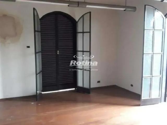 Casa / Sobrado para Locação em Uberlândia/MG Centro 5 Quartos