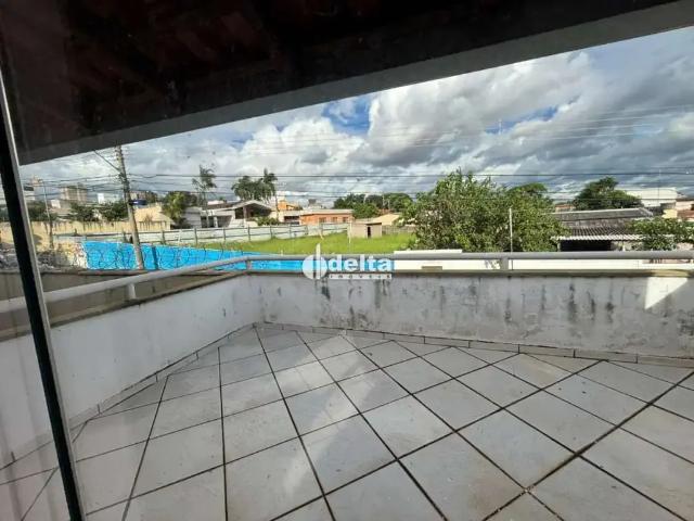 Casa / Sobrado para Locação em Uberlândia/MG Fundinho 4 Quartos