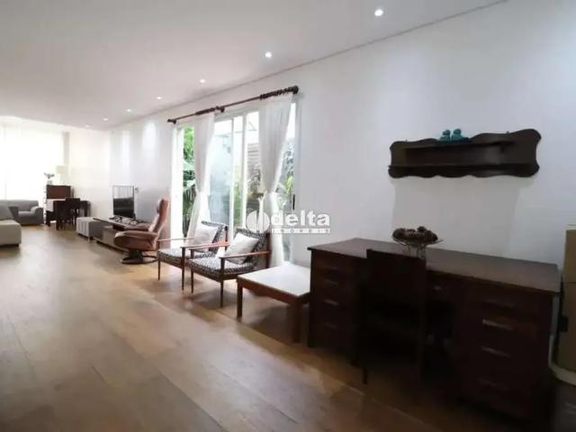 Casa / Sobrado para Locação em Uberlândia/MG Jardim Colina 4 Quartos