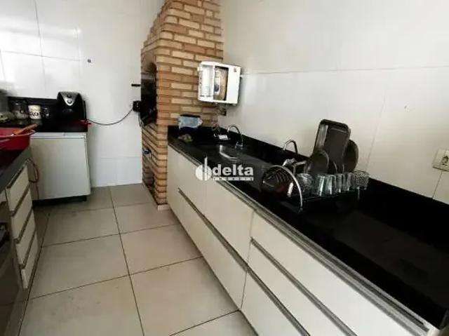 Casa / Sobrado para Locação em Uberlândia/MG Jardim Europa 5 Quartos