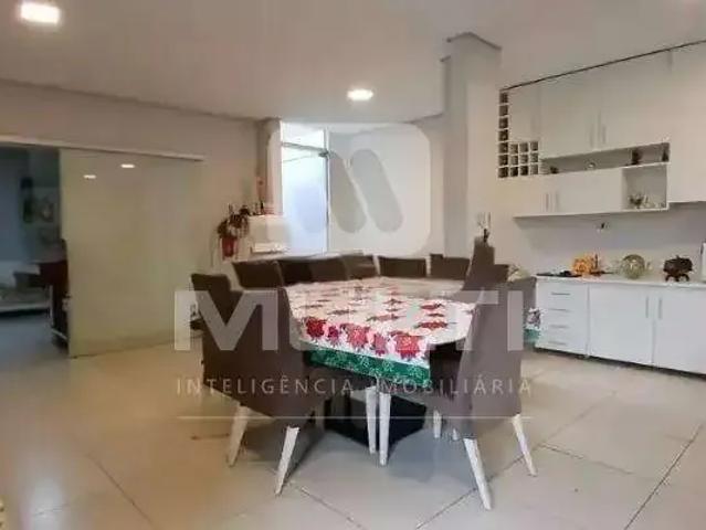 Casa / Sobrado para Locação em Uberlândia/MG Jardim Europa 5 Quartos