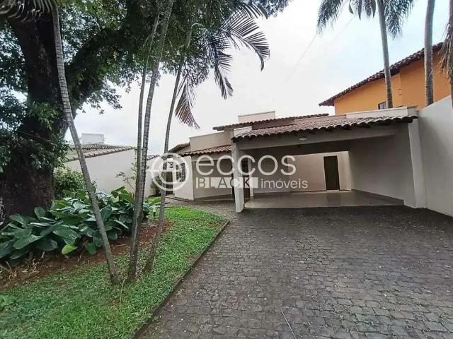 Casa / Sobrado para Locação em Uberlândia/MG Jardim Karaíba 4 Quartos