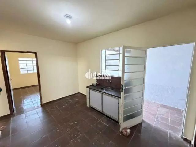 Casa / Sobrado para Locação em Uberlândia/MG Presidente Roosevelt 2 Quartos