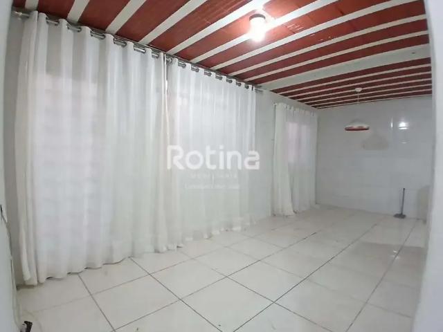 Casa / Sobrado para Locação em Uberlândia/MG Presidente Roosevelt 3 Quartos