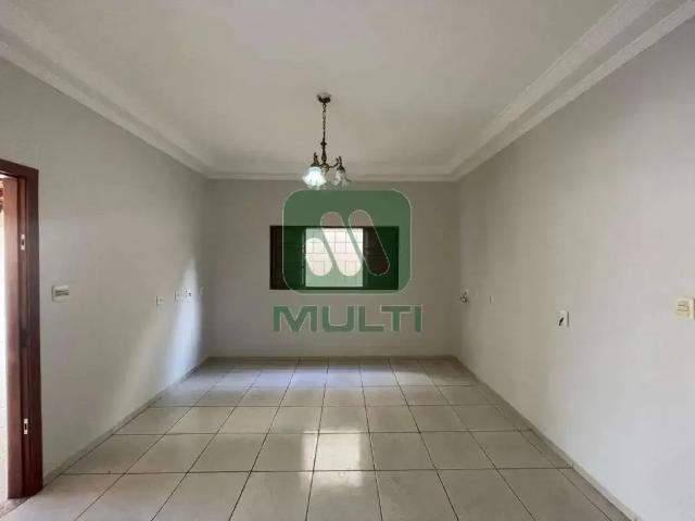 Casa / Sobrado para Locação em Uberlândia/MG Presidente Roosevelt 3 Quartos
