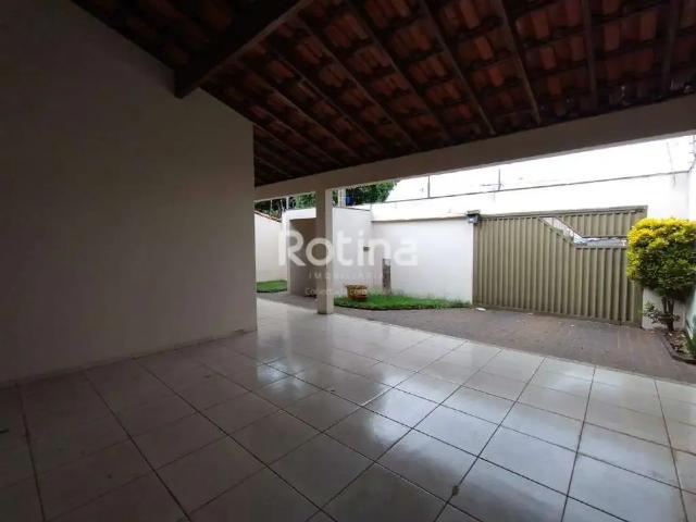 Casa / Sobrado para Locação em Uberlândia/MG Presidente Roosevelt 4 Quartos