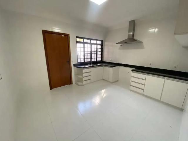 Casa / Sobrado para Locação em Uberlândia/MG Presidente Roosevelt 5 Quartos