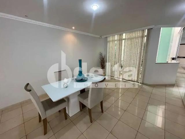 Casa / Sobrado para Locação em Uberlândia/MG Presidente Roosevelt 8 Quartos