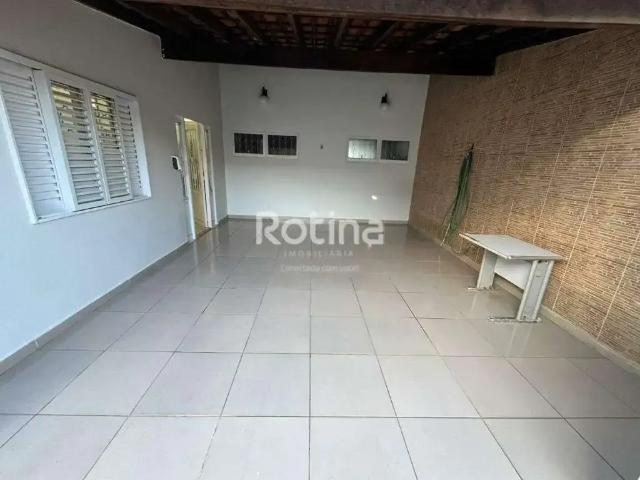 Casa / Sobrado para Locação em Uberlândia/MG Santa Luzia 4 Quartos