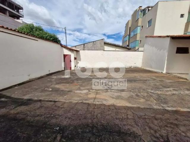 Casa / Sobrado para Locação em Uberlândia/MG Umuarama 4 Quartos