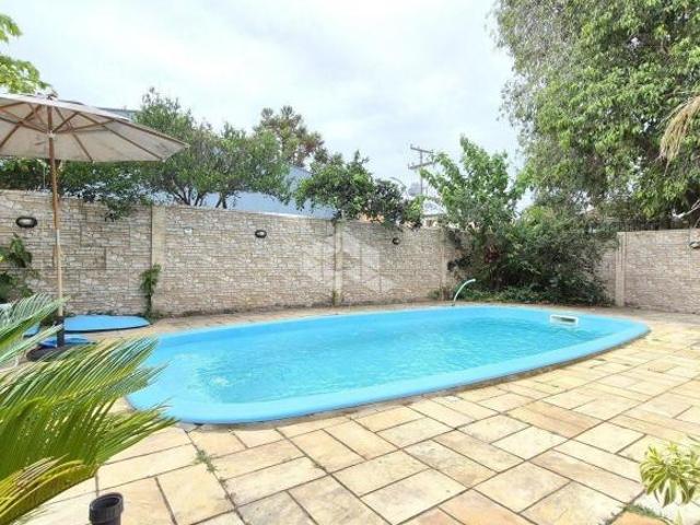 Casa Sobrado residencial com 356m² em terreno com 600m², salão de festas e piscina