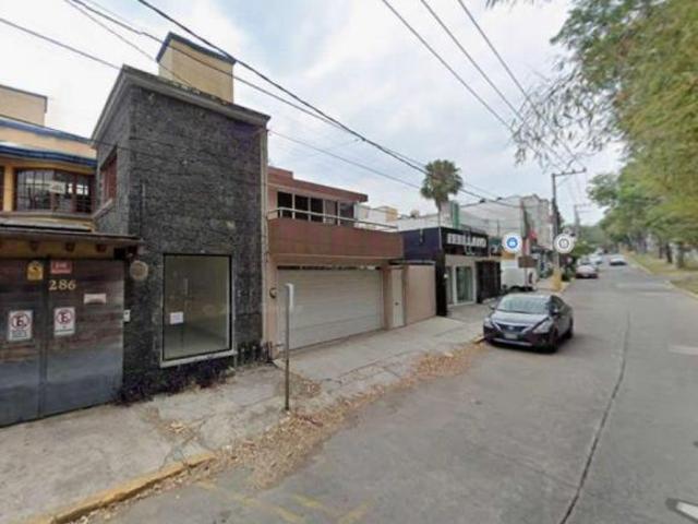 Casa SOBRE AV. ARAUCARIAS a la altura de Berllano y Xalapeño Peppers